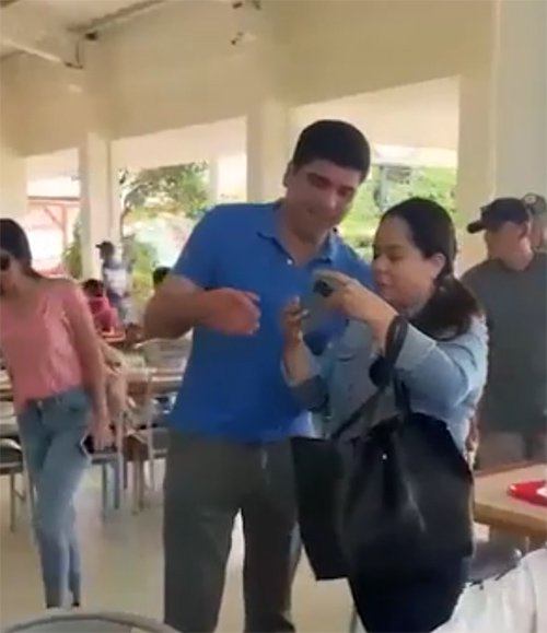 枪击事件发生时，松嫩霍尔茨纳正准备与支持者合影 现场视频截图