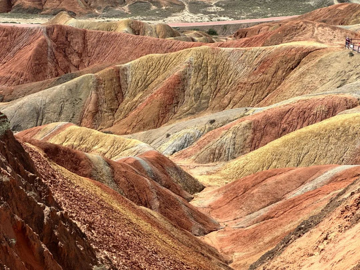 |张掖七彩丹霞景区内的“彩虹山”被专家认定为是“彩色丘陵”，不属于严格意义上的“丹霞”。  摄影/好酒地理局视频中心