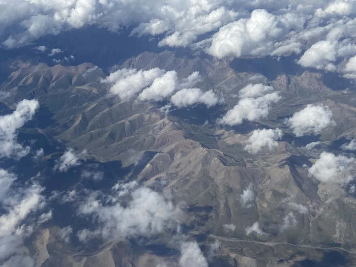 |飞机上看到的祁连山 摄影/好酒地理局视频中心