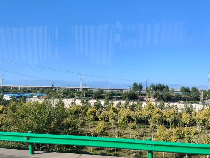 |六东高速上望见的祁连山北麓和铁轨 摄影/好酒地理局视频中心