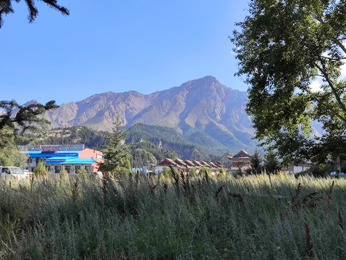 ｜爬向三十三天石窟时身后的祁连山 摄影/好酒地理局视频中心