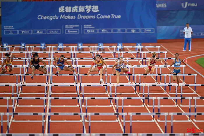 ▲吴艳妮（中）在成都大运会女子100米栏比赛中。 红星新闻记者 王勤 摄