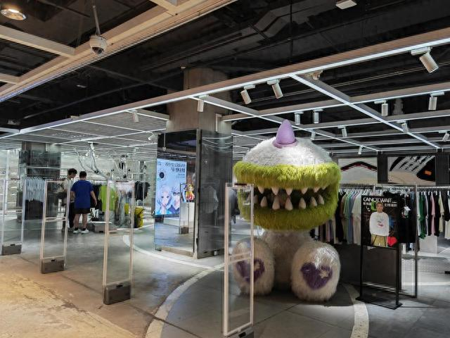 TX淮海的品牌店会高频次地更换主题、艺术装置