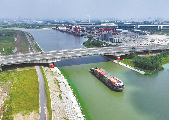 8月19日，江淮运河九条集装箱航线开航仪式在合肥派河港隆重举行。本报记者 李 博 摄