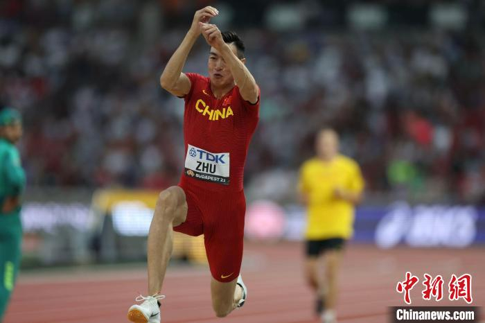 中国选手朱亚明晋级男子三级跳决赛。中新社记者 蒋启明 摄