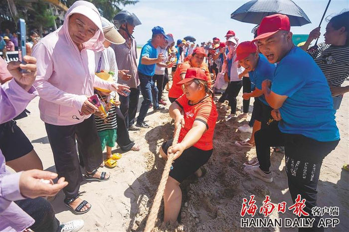 8月15日，2023年第九届琼海潭门赶海节开幕。图为群众参加赶海节拔河比赛。海南日报记者 袁琛 摄