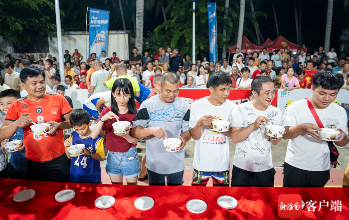 图为赛事期间，进行吃粿仔比赛。记者 李昊 摄