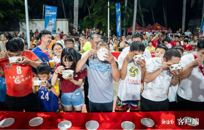 图为赛事期间，进行吃粿仔比赛。记者 李昊 摄