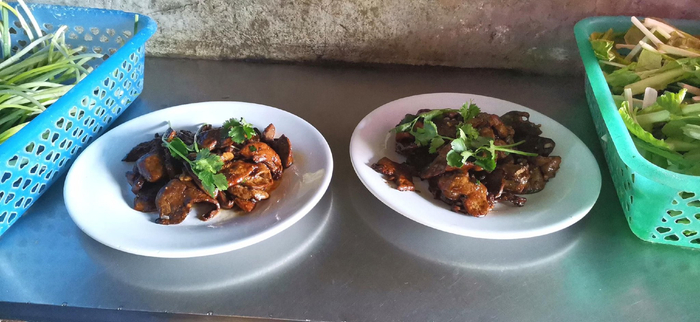 图为石山壅羊“全羊宴”中的煎羊肝。记者 王康景 摄