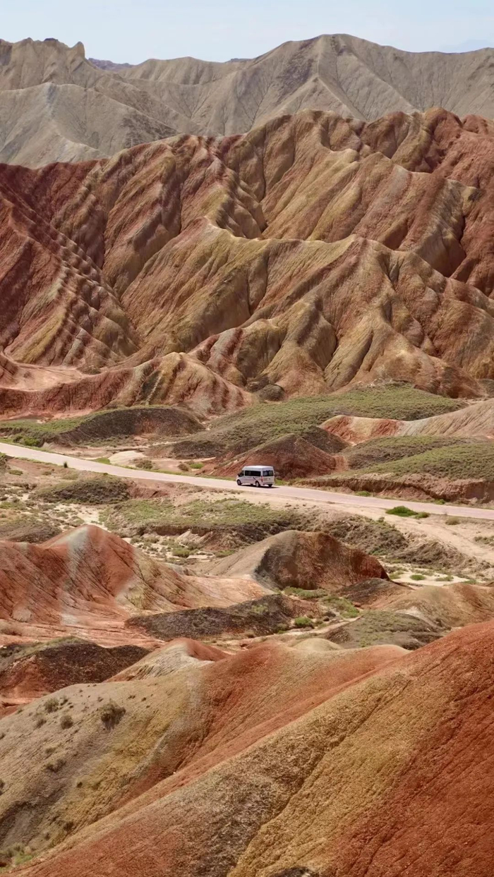 |在彩色丘陵中穿梭的摆渡车  摄影/好酒地理局视频中心