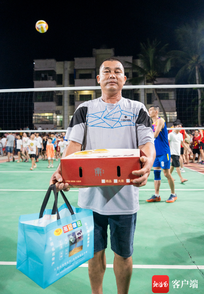 图为赛事期间，进行吃粿仔比赛，球迷潘进凭着“吞功”获得第一名。记者 李昊 摄