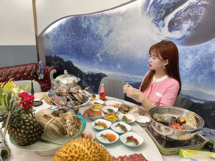 ▲商家七夕前在美团直播间吸引消费者，摄影：罗罗