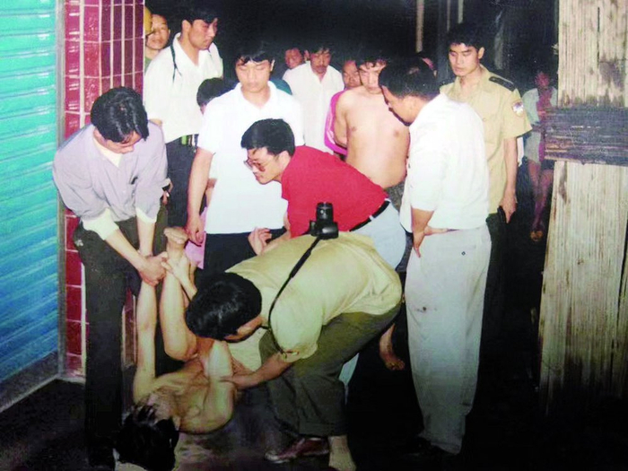     抓捕张毅（中枪者）、刘华峰现场（红衣人为作者）