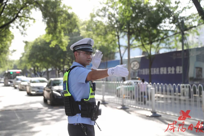 烈日下执勤的交警。（资料图）