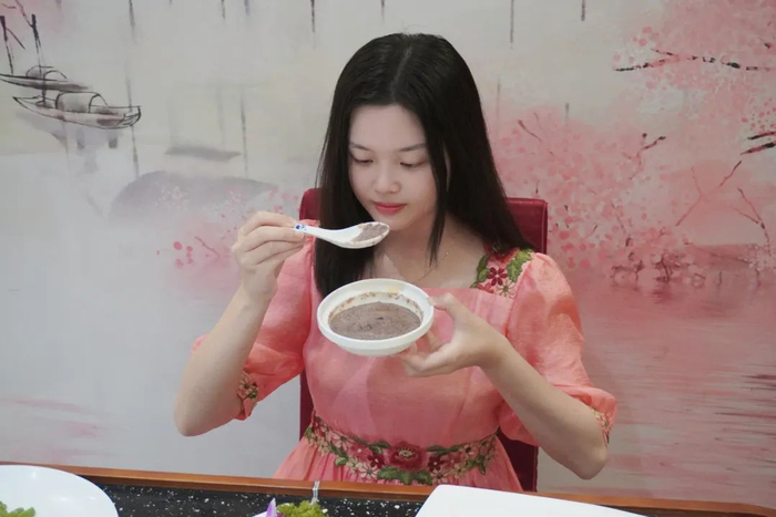 食客在品尝虾酱。