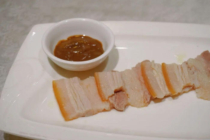 可用五花腩肉蘸上蟛蜞汁食用。