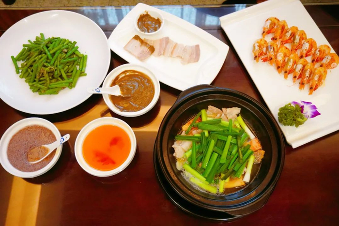 海鲜调料为食材增鲜。