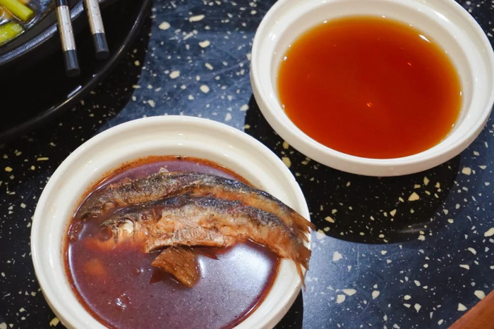 相较于普通鱼露，鱼鮔色泽赤红。