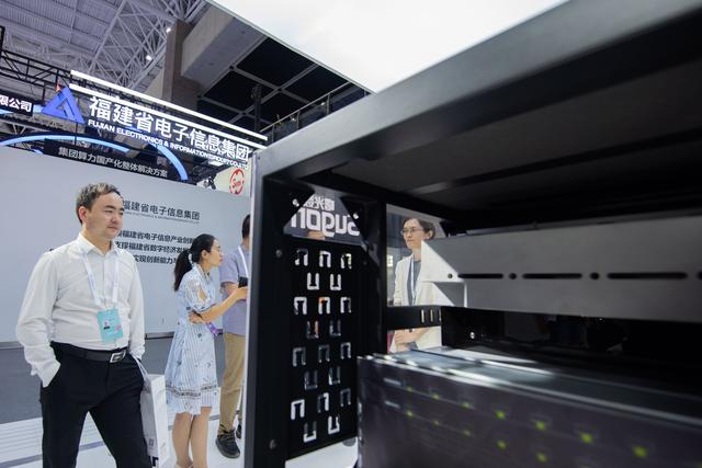▲8月19日，2023中国算力大会在宁夏银川开幕。与会人员参观“算力中国”创新成果展。图/新华社