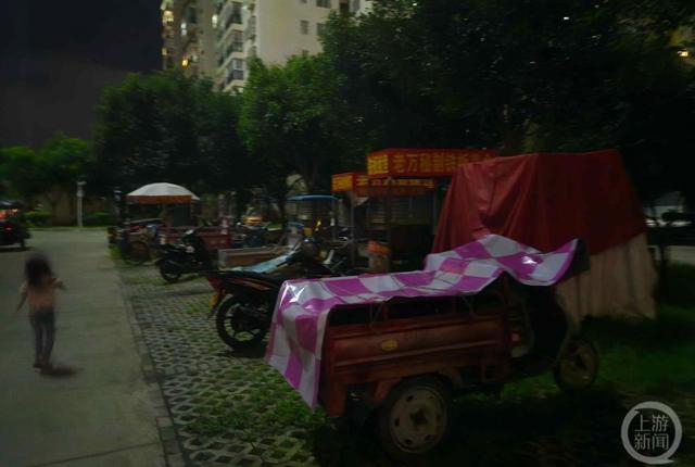 ▲李某所住小区停满了电动车和卖早点的三轮车。摄影/上游新闻记者 沈度