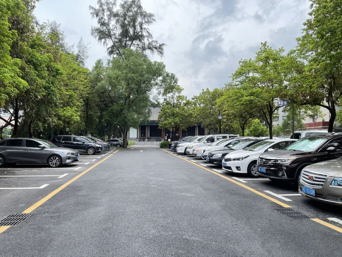 陈公堤入口停车场。