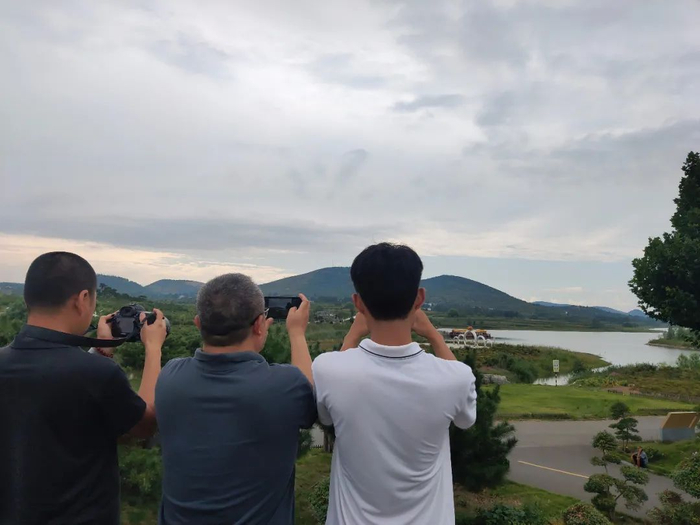 媒体记者们进行现场采访。