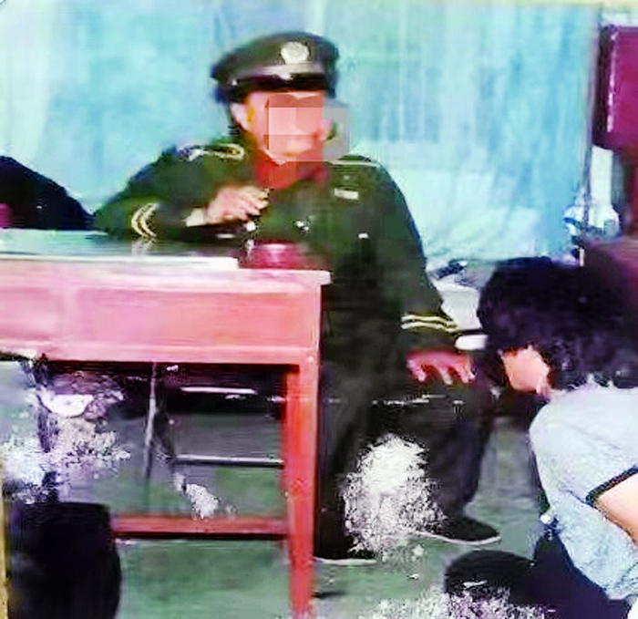     花子山（打马赛克者）审讯刘正东