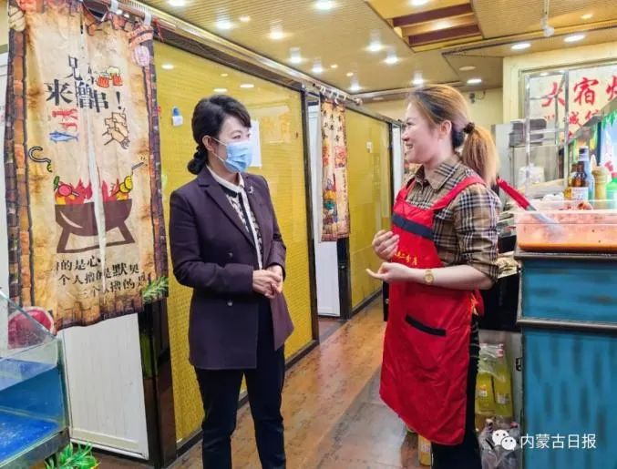 5月9日，王莉霞到满洲里市北湖公园、三道街了解当地夜经济发展情况。 韩卿立摄