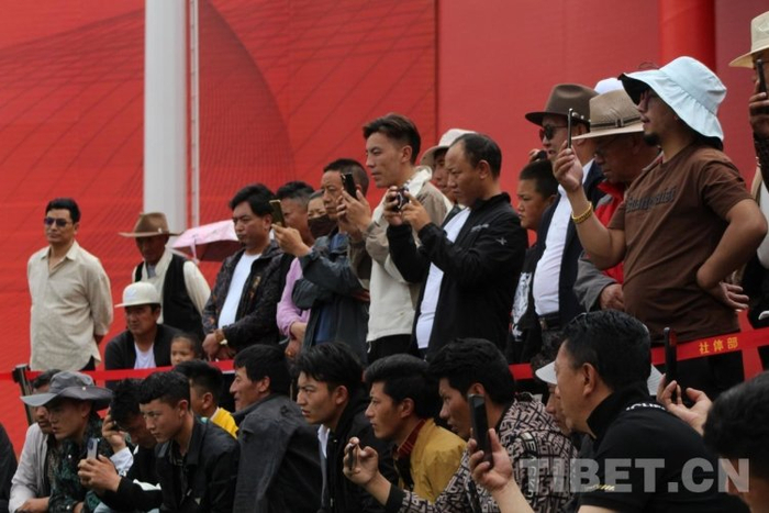 图为现场观众观看记录比赛现场摄影：德吉卓玛