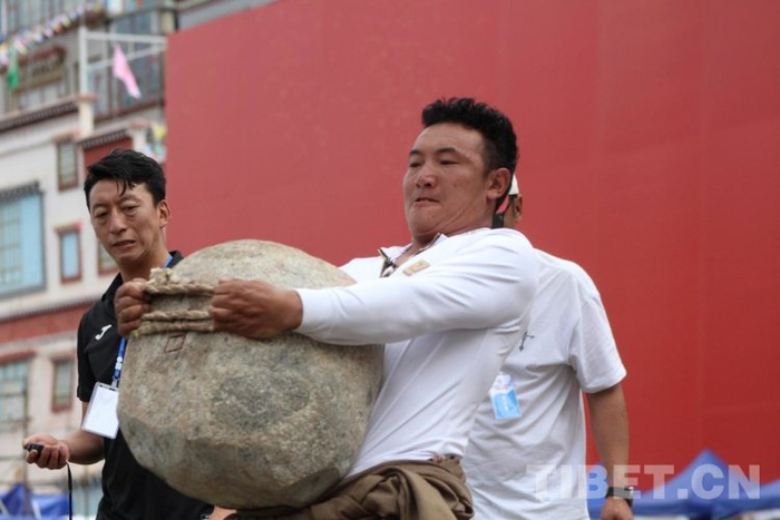 图为抱石头比赛现场摄影：德吉卓玛