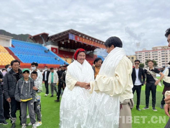 图为冠亚军选手握手祝贺摄影：德吉卓玛