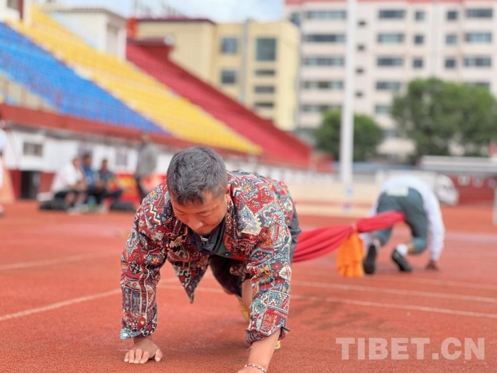 图为押加（大象拔河）比赛现场摄影：德吉卓玛