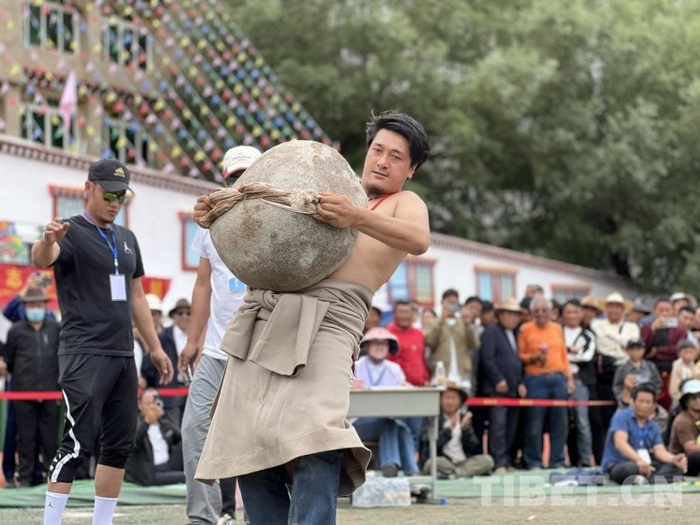 图为来自八宿县的重量级选手赤列达瓦进行比赛摄影：德吉卓玛
