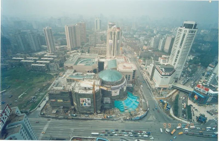 上世纪90年代末，建设中的港汇恒隆广场。