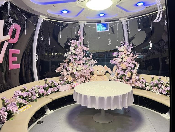 ▲银基摩天轮联合美团打造七夕超豪华轿厢 摄影：张涛