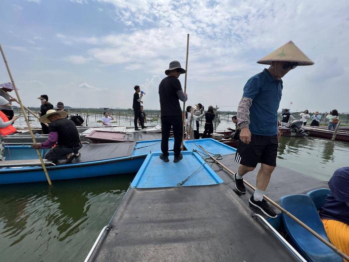 随后，好衣库明星店主乘车来到湖中秋色大闸蟹养池和发货配载中心，参观阳澄湖大闸蟹的打包、包装等发货全流程。