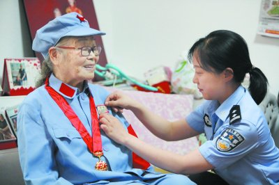     民警慰问抗美援朝老革命金增兰。