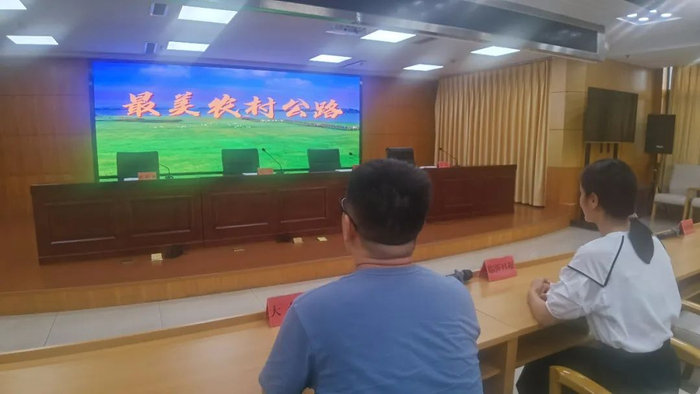 发布会前，媒体记者们观看宣传片。