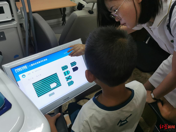 ▲段旭君博士团队为小正进行相关测试