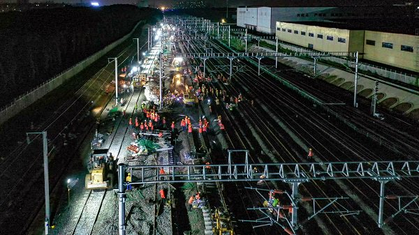 昌景黄高铁引入横岗站站改工程Ⅰ级封锁施工现场