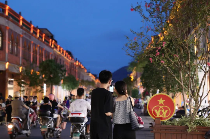 年轻人对探索城市的热情持续高涨，相约漫游于城市的大街小巷，邂逅未知的惊喜。