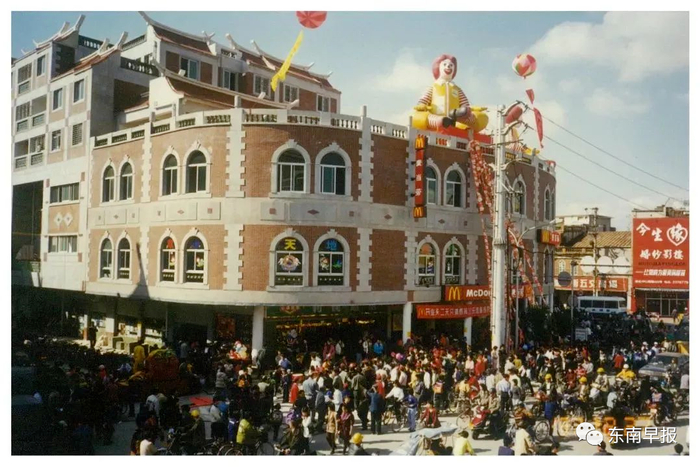 20世纪90年代末开业的泉州第一家麦当劳，成了泉州青年约会场所之一。