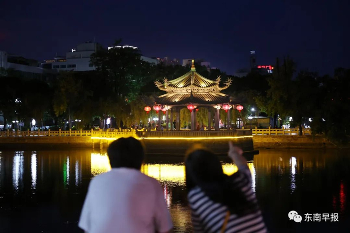 百源川池依旧是情侣约会的好地方（柏峰 摄）