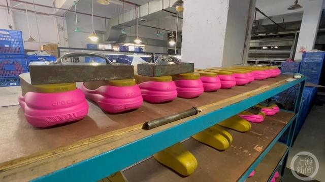 ▲警方查获的假冒洞洞鞋。图片来源/静安警方