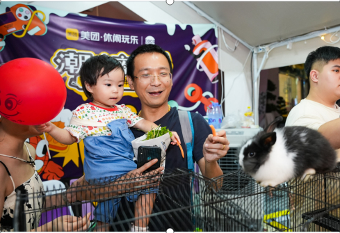 ▲夜生活市集里的萌宠互动，吸引亲子家庭参与。摄影：林伟