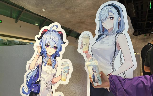 喜茶与《原神》联名的产品及宣传物料。 新京报记者 王子扬 摄