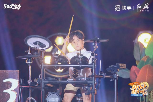 ▲土豆王国小乐队成员蜜蜂玩音乐获得了红旗HS3大有可为麦霸奖。图片来源/快手官方