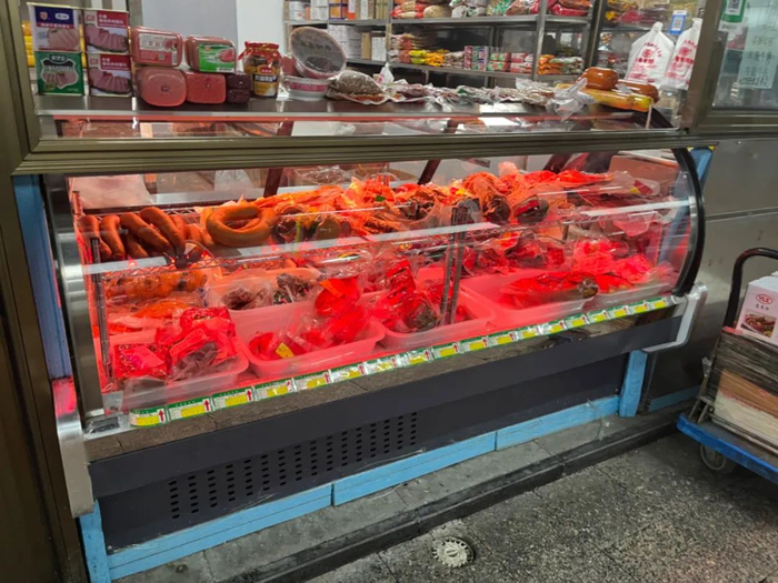 熟食档口也在用“生鲜灯”。图/余源摄