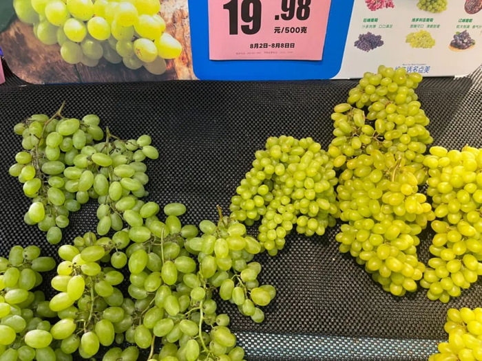 有无“生鲜灯”照射，水果看着截然不同。图/余源摄