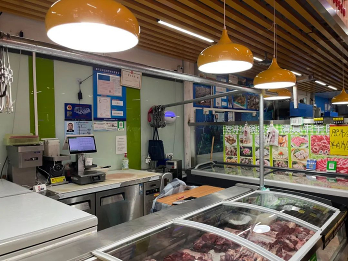 五道口集贸市场已经完成“生鲜灯”全部换装。图/余源摄